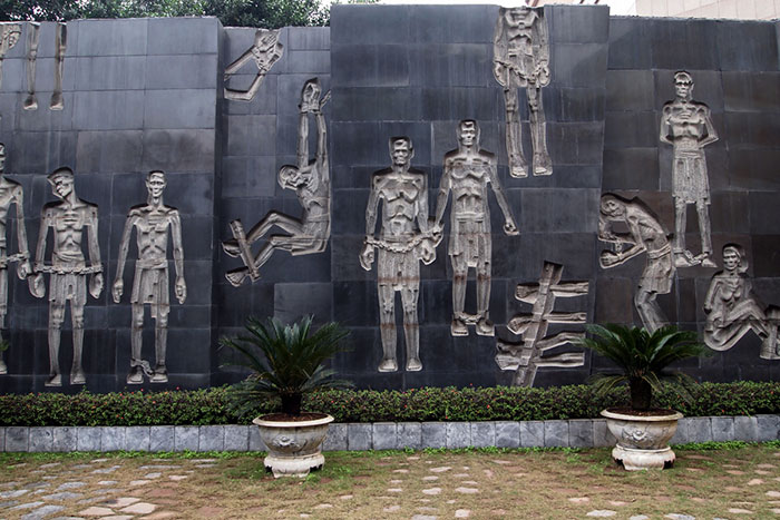 prison Hoa Lo de Hanoi stèle commémorative 